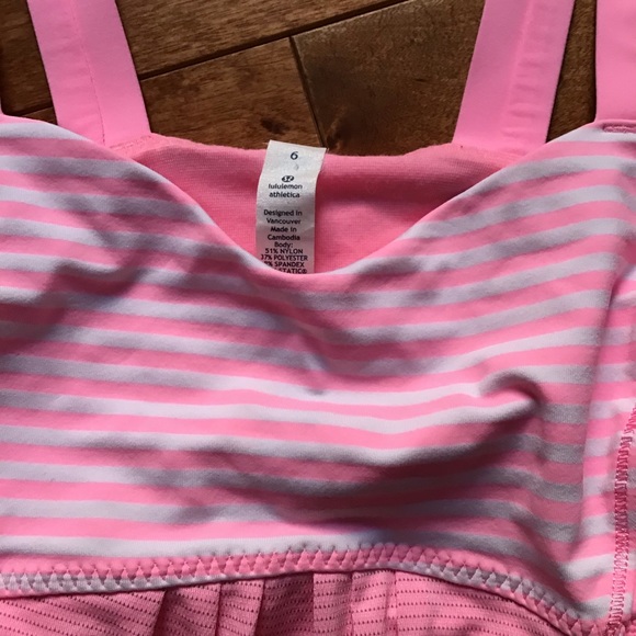 Lululemon tank top with built in bra - Picture 4 of 4